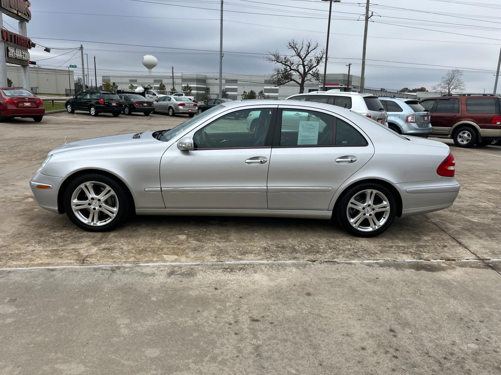 2005 SILVER /black Mercedes-Benz E-Class E500 (WDBUF70J45A) with an 5.0L V8 SOHC 24V engine, Automatic transmission, located at 14700 Tomball Parkway 249, Houston, TX, 77086, (281) 444-2200, 29.928619, -95.504074 - Photo #3